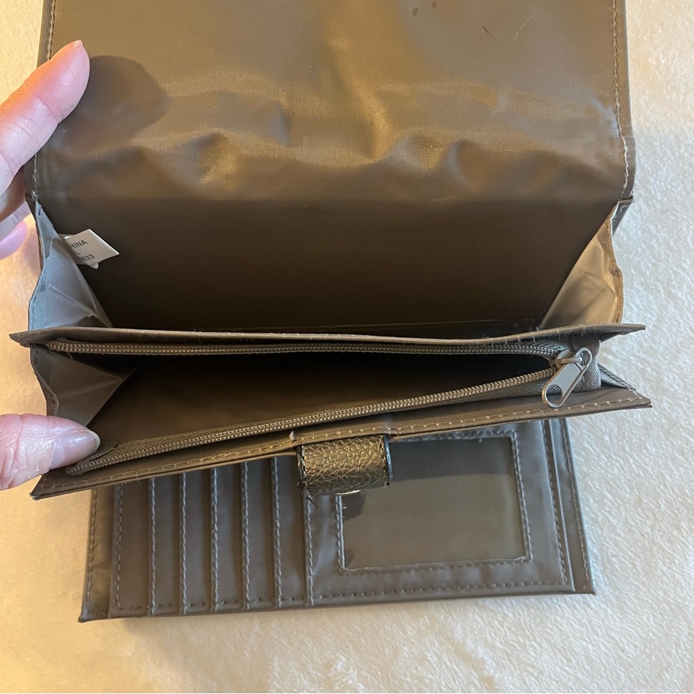 Elegant Grey Leather Wallet - Picture 7 of 10